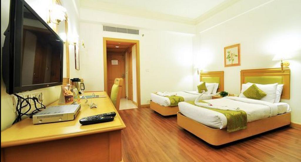 Hotel Abad Atrium Kochi Exterior foto