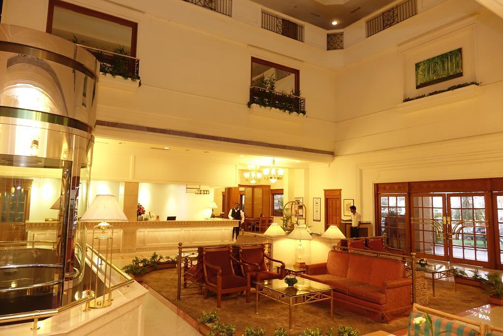 Hotel Abad Atrium Kochi Exterior foto