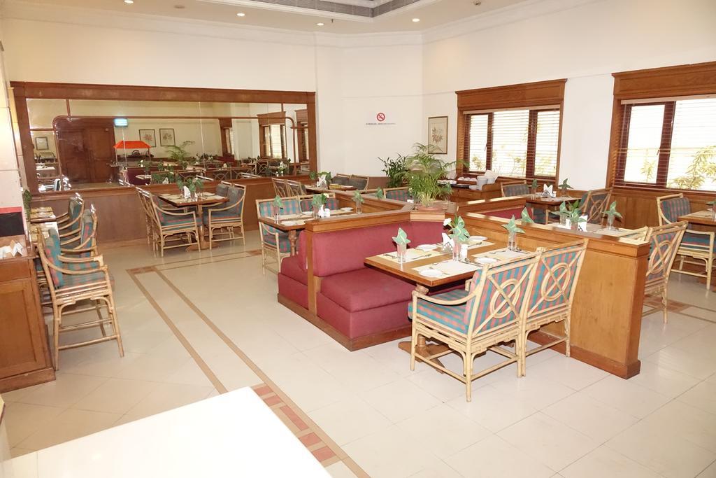 Hotel Abad Atrium Kochi Exterior foto