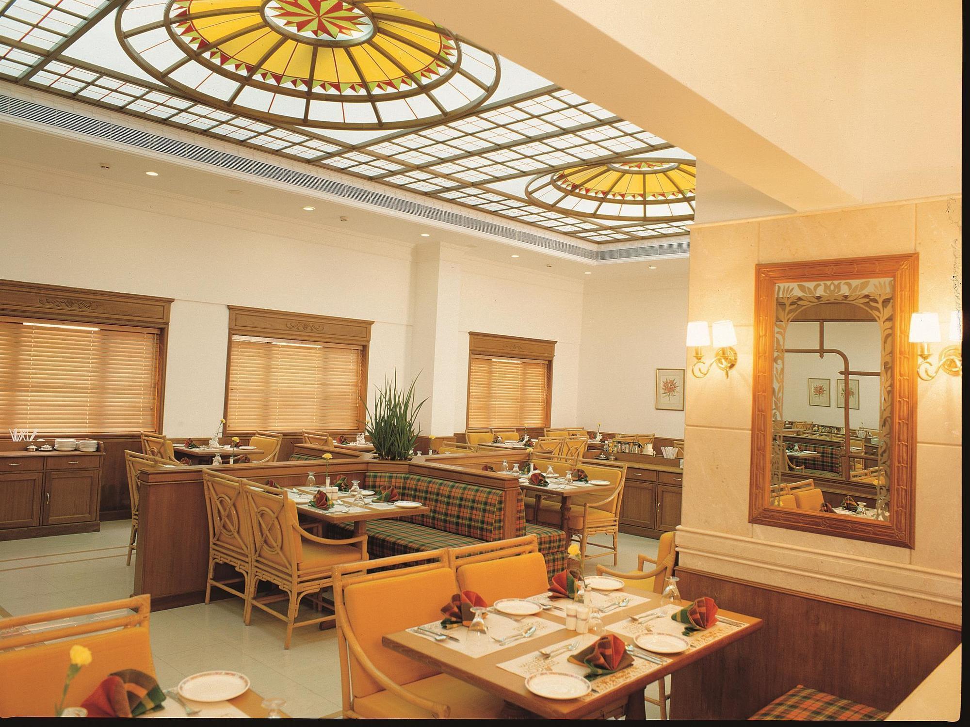 Hotel Abad Atrium Kochi Exterior foto