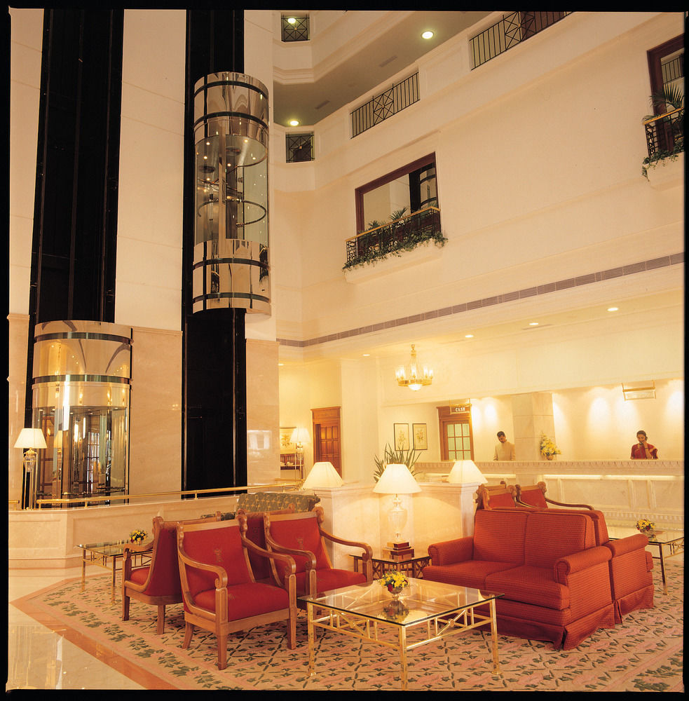 Hotel Abad Atrium Kochi Exterior foto