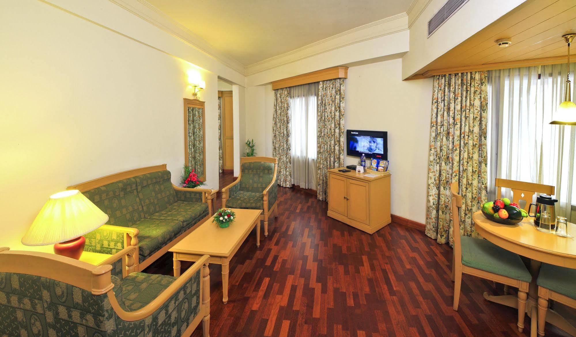 Hotel Abad Atrium Kochi Exterior foto