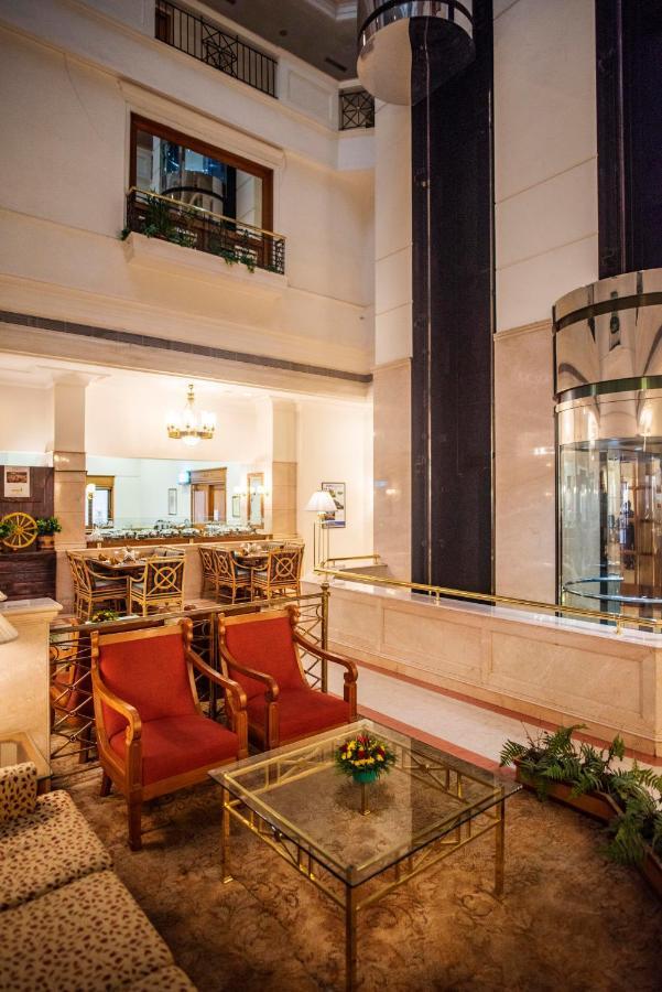 Hotel Abad Atrium Kochi Exterior foto